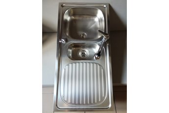 Nerezový dřez FRANKE Mikado MON 660 s baterií SINKS Vento 4S - prodej vzorku