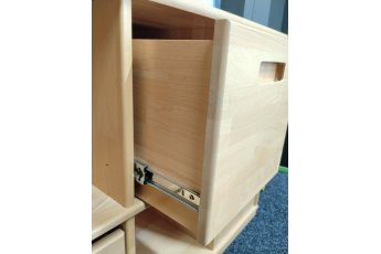 Policový regál se třemi zásuvkami